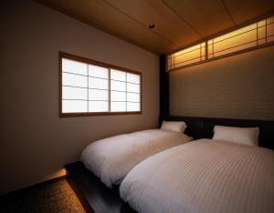 Llit o llits en una habitació de 古今 天下茶屋 with a private parking lot and a half open-air bath and direct to KIX