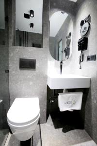 Bilik mandi di Genesis Kosher Hotel Tbilisi