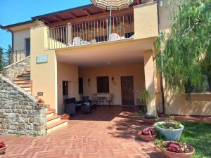 una casa con balcone e patio di Villa Ambrosia a Castellabate