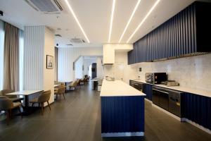 Dapur atau dapur kecil di Genesis Kosher Hotel Tbilisi