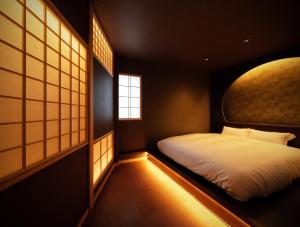 Llit o llits en una habitació de 古今 天下茶屋 with a private parking lot and a half open-air bath and direct to KIX