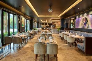 Un restaurante o sitio para comer en Ravatel Style Hotel Bac Giang