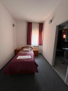 Letto o letti in una camera di Hotel Begić