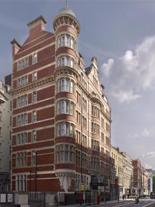 un edificio alto de ladrillo en una calle de la ciudad en Thistle London Holborn en Londres
