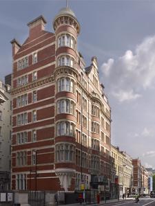 un alto edificio di mattoni su una strada di città di Thistle London Holborn a Londra