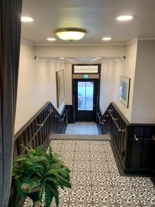 ein Flur, der zu einer Tür in einem Gebäude führt in der Unterkunft Hotel Central in Bamberg