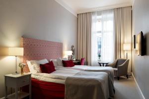una camera d'albergo con un letto grande e una finestra di Elite Stora Hotellet Linköping a Linköping