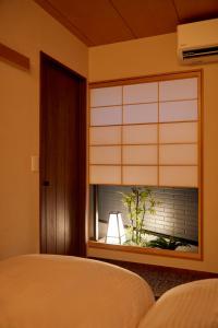 Llit o llits en una habitació de 古今 天下茶屋 with a private parking lot and a half open-air bath and direct to KIX