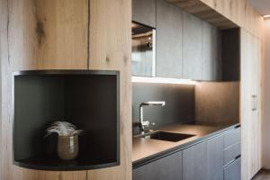 A kitchen or kitchenette at AhriaPura