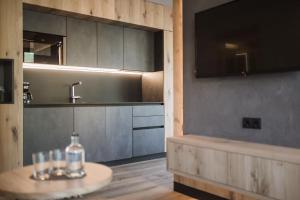 A kitchen or kitchenette at AhriaPura