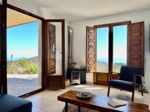 sala de estar con vistas al desierto en Atalaya, en Olías