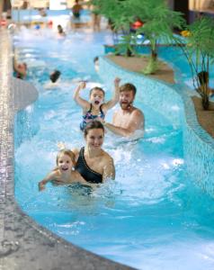 Kalev Spa Hotel & Waterpark في تالين: وجود مجموعة أشخاص في المسبح