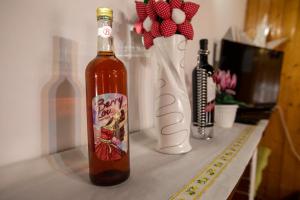 Nápoje v ubytování KućA na obali Jezera Sabljaci.