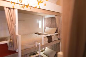 Ein Bett oder Betten in einem Zimmer der Unterkunft Chiangmai Midpoint Activity Hostel