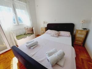מיטה או מיטות בחדר ב-Aska Apartment