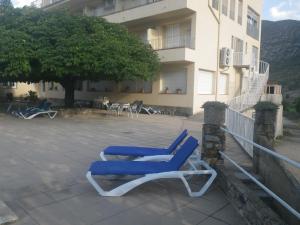 een paar blauwe ligstoelen op een patio bij Cal toà in Coll de Nargó