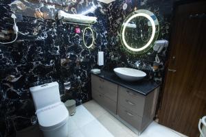 ein schwarzes Marmorbad mit einem Waschbecken und einem WC in der Unterkunft Kavassu Heritage Haveli in Jhunjhunūn + 18 Fotos