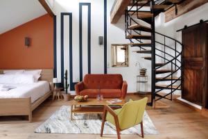 een slaapkamer op zolder met een bed en een trap bij La Maison d'en Bas des Seigneurs in Cucuron