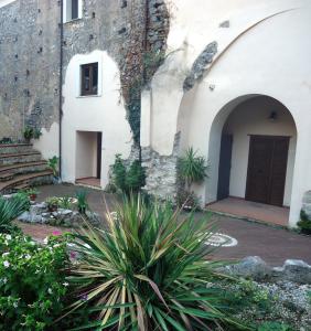a building with a door and a plant in front of it at Residence Il Convento in SantʼAngelo a Fasanella