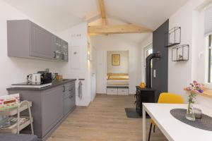 Kuchyň nebo kuchyňský kout v ubytování Tinyhouse am km8komma2