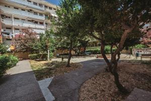 park z drzewami przed budynkiem w obiekcie Casa della Nonna Old town Zadar w mieście Zadar