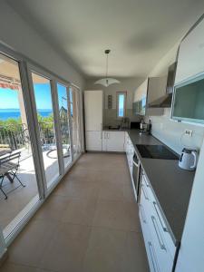 Kuchyňa alebo kuchynka v ubytovaní Apartament Sunny z obłędnym widokiem na morze