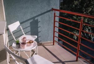 Rõdu või terrass majutusasutuses Apartmani Biser