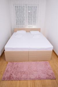 Rúm í herbergi á Apartmani Biser