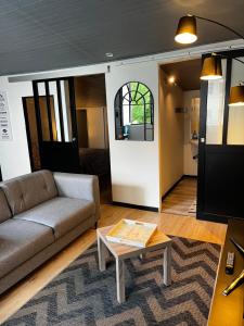 un soggiorno con divano e tavolino da caffè di Appartement dans quartier résidentiel a Saint-Quentin