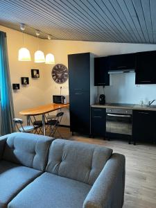 een woonkamer met een bank en een tafel bij Appartement dans quartier résidentiel in Saint-Quentin