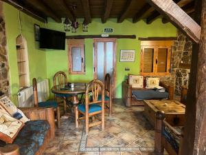 ein Raum mit einem Tisch und Stühlen in einem Raum in der Unterkunft Casa Rural El Medico in Serradilla del Arroyo