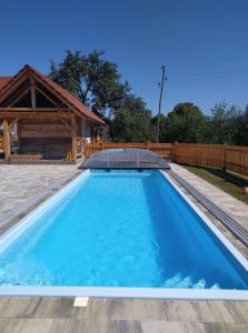 una piscina en un patio trasero con una casa en Tourist Farm Pri Martinovih en Krška Vas