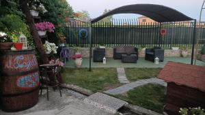 A garden outside Il Laghetto