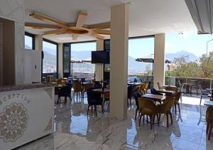 ein Restaurant mit Tischen und Stühlen und einem Balkon in der Unterkunft Castle Light Boutique in Alanya