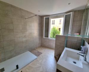 Kúpeľňa v ubytovaní Bel appartement 2 chambres climatisé centre ville