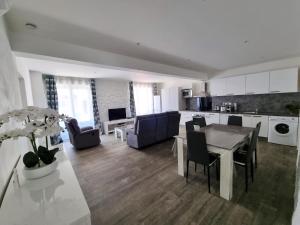 Kuchyňa alebo kuchynka v ubytovaní Bel appartement 2 chambres climatisé centre ville
