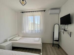 Un pat sau paturi într-o cameră la White apartments