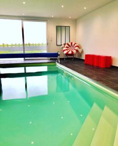 Der Swimmingpool an oder in der Nähe von Ty Marie Neiz Vran - Villa luxe vue mer, 80 mètres de la plage