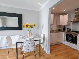 uma cozinha e sala de jantar com mesa e cadeiras em Saffron Court by Wycombe Apartments - Apt 08 em High Wycombe