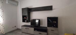 - un salon avec une télévision murale dans l'établissement Appartamento Monte Argentu, à Fluminimaggiore