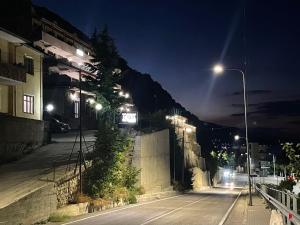 eine leere Straße in der Nacht mit einem Straßenlicht in der Unterkunft Hotel Belvedere in Pogradec