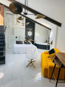 アルカラ・デル・フカルにあるComplejo Casa Carmen Alcalá Del Júcarのベッドルーム(ベッド1台、黄色のソファ付) +117枚の写真