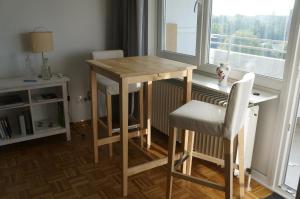 einen Tisch und Stühle in einem Zimmer mit Fenster in der Unterkunft Köln Deutz/Messe, Lanxess Arena in Köln