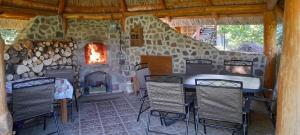 サシノにあるDomek letniskowy Wczasy nad morzemのテーブルと椅子と暖炉のある部屋