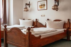 Postel nebo postele na pokoji v ubytování REGIOHOTEL Wolmirstedter Hof Wolmirstedt