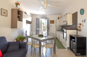 - une cuisine et une salle à manger avec une table et des chaises dans l'établissement La casa di Ulisse 1, à Ispica