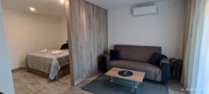 Posteľ alebo postele v izbe v ubytovaní Apartmani Dalmacija Drage