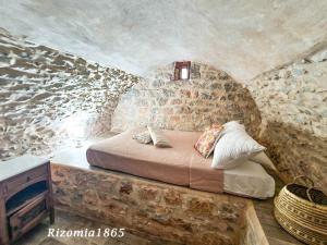 Ένα ή περισσότερα κρεβάτια σε δωμάτιο στο RIZOMIA1865