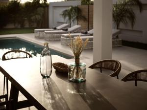 Bazén v ubytování Anthis Luxury Villas - A Haven of Serene Modern Elegance, by ZanteWize nebo v jeho okolí