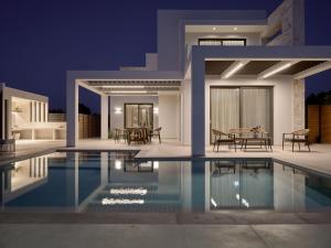 Bazén v ubytování Anthis Luxury Villas - A Haven of Serene Modern Elegance, by ZanteWize nebo v jeho okolí